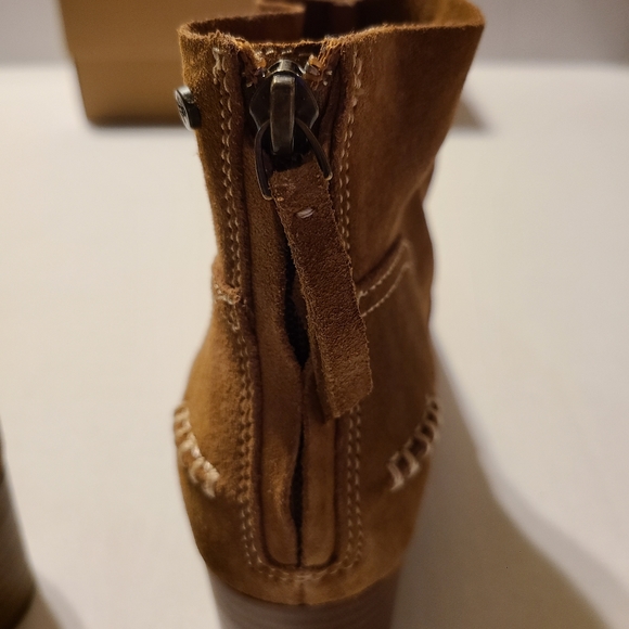 Ugg Bandara Suede Block-Heel Ankle Boot - Picture 4 of 7